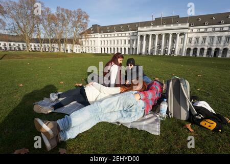 20 février 2021, Rhénanie-Palatinat, Koblenz : les étudiants de Colombie profitent du soleil éclatant du Schlosspark. Des températures printanières sont annoncées pour les prochains jours. Photo: Thomas Frey/dpa Banque D'Images