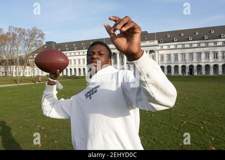 20 février 2021, Rhénanie-Palatinat, Koblenz : Joshua lance un football dans le parc du château. Des températures printanières sont annoncées pour les prochains jours photo: Thomas Frey/dpa Banque D'Images