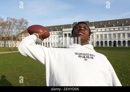 20 février 2021, Rhénanie-Palatinat, Koblenz : Joshua lance un football dans le parc du château. Des températures printanières sont annoncées pour les prochains jours photo: Thomas Frey/dpa Banque D'Images