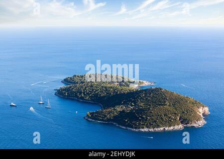 Une belle île verte Lokrum près de Dubrovnik entouré par une grande mer bleue, des Voiliers, des bateaux et un yacht Banque D'Images