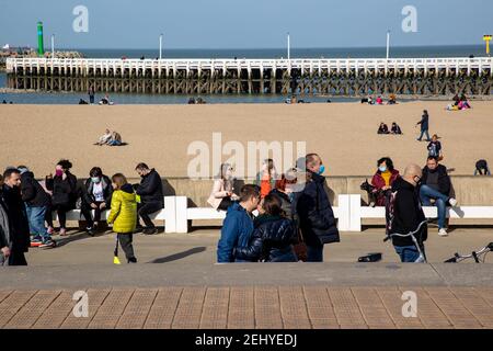 L'illustration montre des gens qui profitent du soleil sur la plage, avec des conditions météorologiques ensoleillées sur la côte belge, à Ostende, samedi 20 février Banque D'Images