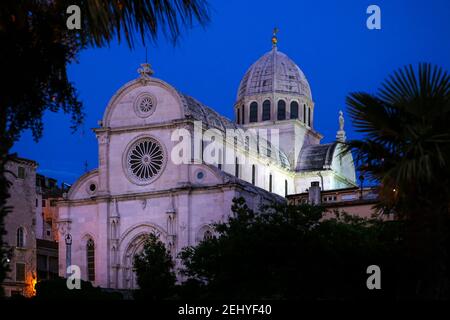 Une cathédrale blanche de Saint-Jacob dans la ville de Šibenik avec ciel bleu vif en arrière-plan Banque D'Images