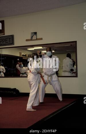 Cette action photo est de ma fille dans sa classe de karaté. Le karaté est un art martial qui met l'accent sur l'auto-discipline et d'aptitude. Banque D'Images