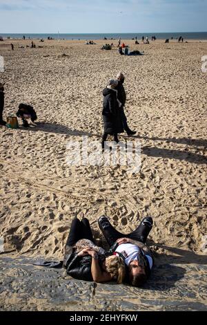 L'illustration montre des gens qui profitent du soleil sur la plage, avec des conditions météorologiques ensoleillées sur la côte belge, à Ostende, samedi 20 février Banque D'Images