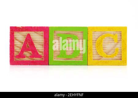 Vue avant des blocs de bois A B C sur blanc arrière-plan avec réflexion Banque D'Images