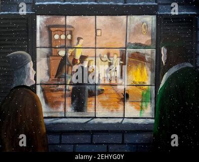 Le Scrooge et le cadeau fantôme de Noël regardent par la fenêtre de la famille Crachit célébrant Noël autour de la cheminée. Banque D'Images