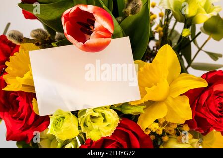 Bouquet de fleurs avec carte-note Banque D'Images