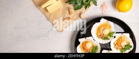 Banderoles avec noix de Saint-Jacques cuites, caviar et sauce à l'ail crémeuse. Pétoncles, citron, ail, persil, beurre et sel. Recette pour la cuisson des pétoncles avec env Banque D'Images