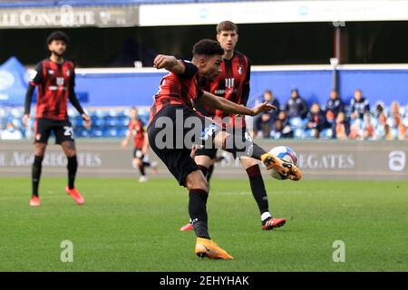 Londres, Royaume-Uni. 20 février 2021. Junior Stanislas de Bournemouth prend un coup sur le but. EFL Skybet Championship Match, Queens Park Rangers contre AFC Bournemouth au Kiyan Prince Foundation Stadium, Loftus Road à Londres, le samedi 20 février 2021. Cette image ne peut être utilisée qu'à des fins éditoriales. Utilisation éditoriale uniquement, licence requise pour une utilisation commerciale. Aucune utilisation dans les Paris, les jeux ou les publications d'un seul club/ligue/joueur. photo par Steffan Bowen/Andrew Orchard sports photographie/Alay Live news crédit: Andrew Orchard sports photographie/Alay Live News Banque D'Images