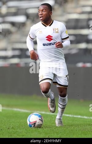 MILTON KEYNES, ANGLETERRE. 20 FÉVRIER : Milton Keynes met Ethan Laird lors de la première moitié de la Sky Bet League un match entre MK Dons et Northampton Town au stade MK, Milton Keynes, le samedi 20 février 2021. (Credit: John Cripps | MI News) Credit: MI News & Sport /Alay Live News Banque D'Images