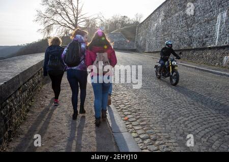 Illustration image montre les gens qui profitent du soleil sur la citadelle pendant les conditions météorologiques ensoleillées dans le centre de Namur, samedi 20 février 2021. 1 Banque D'Images