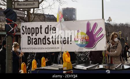 Berlin, Allemagne. 20 février 2021. Lors de l'attaque de Hanau le 19 février 2020, Tobias Rathjen, 43 ans, a assassiné un total de dix personnes.en face d'un bar à chicha, d'un kiosque et d'un bar, il a tiré sur les citoyens de Hanau avec un fond migratoire. Il a ensuite tiré sur sa mère et sur lui-même. Il y a de nombreuses commémorations en Allemagne à l'occasion de l'anniversaire du crime. Banque D'Images