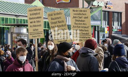 Berlin, Allemagne. 20 février 2021. Lors de l'attaque de Hanau le 19 février 2020, Tobias Rathjen, 43 ans, a assassiné un total de dix personnes.en face d'un bar à chicha, d'un kiosque et d'un bar, il a tiré sur les citoyens de Hanau avec un fond migratoire. Il a ensuite tiré sur sa mère et sur lui-même. Il y a de nombreuses commémorations en Allemagne à l'occasion de l'anniversaire du crime. Banque D'Images