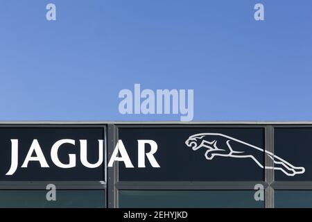 Skanderborg, Danemark - 13 février 2016 : logo Jaguar sur un mur. Jaguar cars est une marque de Jaguar Land Rover, un constructeur automobile britannique multinational Banque D'Images