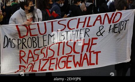 Berlin, Allemagne. 20 février 2021. Lors de l'attaque de Hanau le 19 février 2020, Tobias Rathjen, 43 ans, a assassiné un total de dix personnes.en face d'un bar à chicha, d'un kiosque et d'un bar, il a tiré sur les citoyens de Hanau avec un fond migratoire. Il a ensuite tiré sur sa mère et sur lui-même. Il y a de nombreuses commémorations en Allemagne à l'occasion de l'anniversaire du crime. Banque D'Images