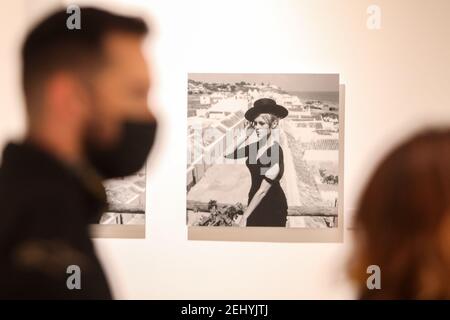 20 février 2021 : 20 février 2021 (Malaga) une exposition photographique inédite de la Térmica montre le passage de la star Brigitte Bardot à Malaga une exposition photographique inédite sur le passage de la star de cinéma Brigitte Bardot à travers la province de Malaga à l'occasion du tournage du film "les bijoutiers" de la lune d'éclaircissement ». Réalisé par Roger Vadim, qui à l'époque était le mari de Bardot, en 1957, et produit par Raoul LÃ¨vy, il a joué le mythe français. 'Brigitte Bardot, mythe et clichés à Malaga' se compose de 61 photographies et de 27 pièces entre magazines, b Banque D'Images