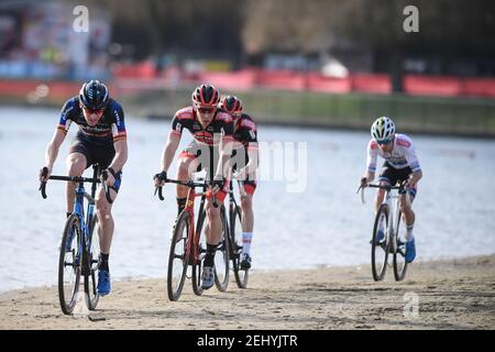 Belge Toon Aerts et Belge Laurens Sweeck photographiés en action pendant la course masculine dans le Waaslandcross, huitième et dernier de la croix d'Ethias, Satu Banque D'Images