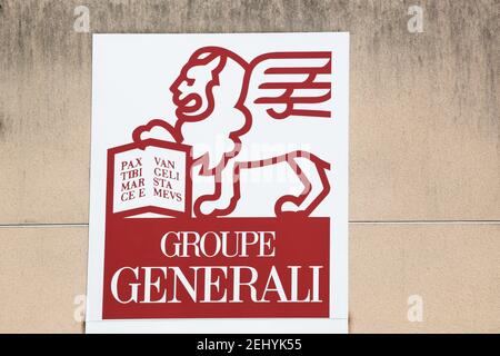 Macon, France - 5 juillet 2020 : logo Generali sur un mur. Generali est la plus grande compagnie d'assurance en Italie et la troisième au monde Banque D'Images