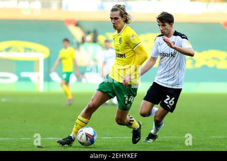 20 février 2021 ; Carrow Road, Norwich, Norfolk, Angleterre, Championnat de football de la Ligue anglaise de football, Norwich contre Rotherham United; Todd Cantwell de Norwich City passe devant Dan Barlaser de Rotherham United Banque D'Images