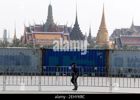 Un garde de sécurité passe devant les conteneurs intermodaux de Sanam Luang, devant le Grand Palais, tandis que les autorités s'attendaient à ce que les manifestants se présentent à Sanam Luang, mais protestaient plutôt devant le Parlement.des manifestants pro-démocratie manifestent demandant la démission du Premier ministre et des réformes sur la monarchie, À l'extérieur du Parlement de Bangkok. Banque D'Images