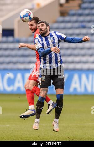 Sheffield, Royaume-Uni. 13 février 2021. Ivan Šunjic #34 de Birmingham City et Callum Paterson #5 de Sheffield mercredi concourent pour la tête à Sheffield, Royaume-Uni le 2/13/2021. (Photo de Dean Williams/News Images/Sipa USA) crédit: SIPA USA/Alay Live News Banque D'Images