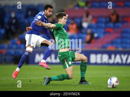 Josh Murphy de Cardiff City (à gauche) marque le deuxième but du match du championnat Sky Bet au Cardiff City Stadium. Date de la photo: Samedi 20 février 2021. Banque D'Images