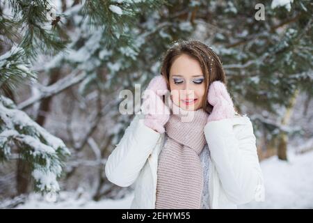 Femme regarde vers le bas et des kilomètres sous l'arbre recouvert de neige Banque D'Images