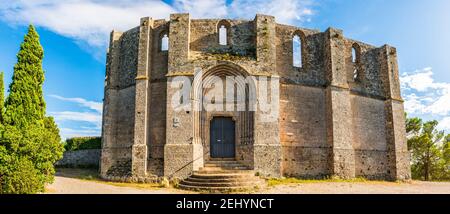 Vue sur l'abbaye de Saint Félix de Monceau à Gigean dans l'Hérault en Occitania, France Banque D'Images