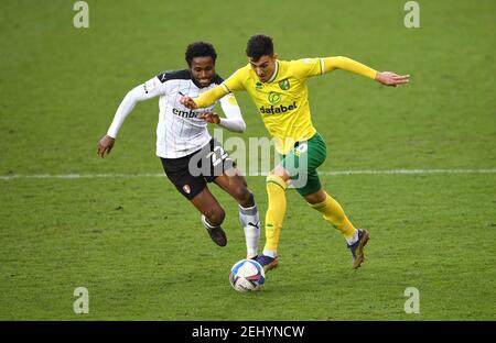 Dimitris Giannoulis de Norwich City (à droite) et Matthew Olosunde de Rotherham United (à gauche) se battent pour le ballon lors du match de championnat Sky Bet à Carrow Road, Norwich. Date de la photo: Samedi 20 février 2021. Banque D'Images