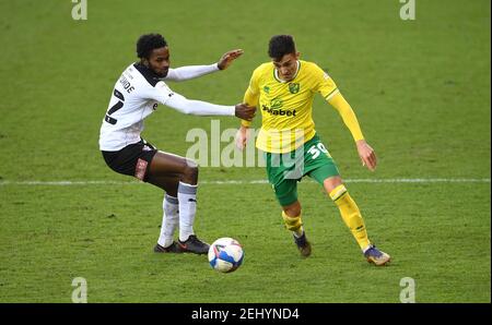 Dimitris Giannoulis de Norwich City (à droite) et Matthew Olosunde de Rotherham United (à gauche) se battent pour le ballon lors du match de championnat Sky Bet à Carrow Road, Norwich. Date de la photo: Samedi 20 février 2021. Banque D'Images