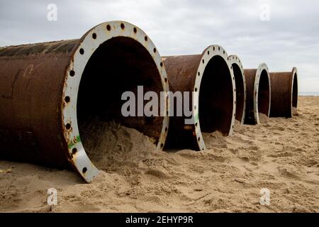 Grands tuyaux en acier utilisés pour pomper le sable dragué pour construire la plage protégeant la côte de l’érosion sur la plage de Fisherman’s Walk, Southbo Banque D'Images