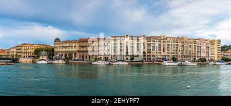 Vue panoramique sur un canal de Sète en soirée en été, dans l'Hérault en Occitanie, France Banque D'Images