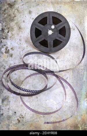 Bobine de film avec des bandes de film non bobinées placées sur un fond neutre dans un cadre de studio Banque D'Images