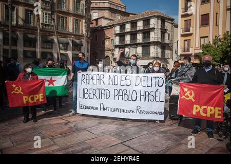 Malaga, Espagne. 20 février 2021. Un groupe de manifestants tenant des bannières, criant des slogans sur la place Plaza de la Constitucion pendant la manifestation. Pablo Hasel, chanteur de rappeurs, a été condamné pour avoir glorifié le terrorisme et insulté la couronne espagnole et les institutions de l'État par ses chansons et ses tweets. De fortes émeutes ont éclaté dans plusieurs villes après son incarcération au cours des derniers jours, comme une réponse en faveur de la liberté d'expression. Crédit : SOPA Images Limited/Alamy Live News Banque D'Images