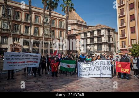 Malaga, Espagne. 20 février 2021. Un groupe de manifestants tenant des bannières réclamant la liberté, pendant la manifestation. Pablo Hasel, chanteur de rappeurs, a été condamné pour avoir glorifié le terrorisme et insulté la couronne espagnole et les institutions de l'État par ses chansons et ses tweets. De fortes émeutes ont éclaté dans plusieurs villes après son incarcération au cours des derniers jours, comme une réponse en faveur de la liberté d'expression. Crédit : SOPA Images Limited/Alamy Live News Banque D'Images