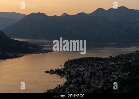 Explorez l'idyllique Kotor au Monténégro par une journée ensoleillée. Banque D'Images