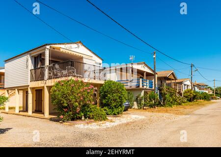 Les célèbres chalets de Gruissan près de la plage d'Aude en Occitanie, France Banque D'Images