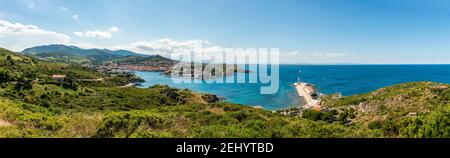 Panorama de Port-Vendres par jour d'été, dans les Pyrénées-Orientales en Catalogne, dans la région occitanie, en France Banque D'Images