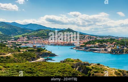 Panorama de Port-Vendres par jour d'été, dans les Pyrénées-Orientales en Catalogne, dans la région occitanie, en France Banque D'Images