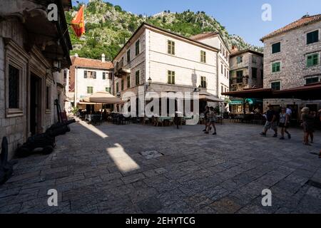 Explorez l'idyllique Kotor au Monténégro par une journée ensoleillée. Banque D'Images