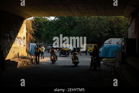 Thane, Inde, décembre 22,2020 : Auto rickshaw passant un tunnel sous terre dans la ville de Thane. Banque D'Images