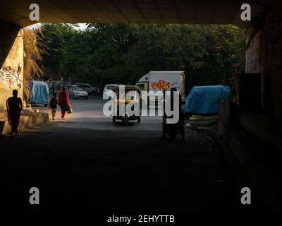 Thane, Inde, décembre 22,2020 : Auto rickshaw passant un tunnel sous terre dans la ville de Thane. Banque D'Images