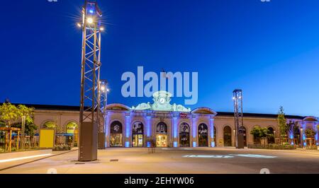 La gare de Sète s'est allumée, le matin de l'été, à Herault, en Occitanie, en France Banque D'Images