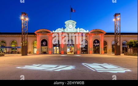 La gare de Sète s'est allumée, le matin de l'été, à Herault, en Occitanie, en France Banque D'Images