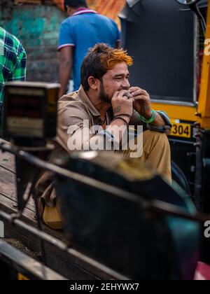 Thane, Inde, décembre 22,2020: Chauffeur d'auto-pousse non identifié mangeant vada paav, célèbre nourriture de rue en Inde. Banque D'Images