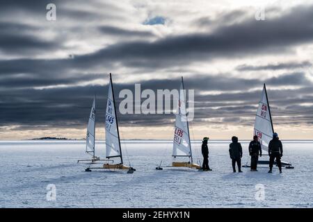 Voiliers à voile sur glace de la mer Baltique gelée dans l'archipel d'Espoo, Finlande Banque D'Images