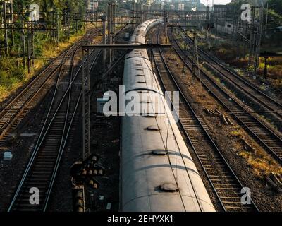 Mumbai Suburban Railway, l'un des systèmes de trains de banlieue les plus fréquentés au monde, ayant le plus de surpeuplement dans le monde, fonctionnant sur un trac de chemin de fer Banque D'Images