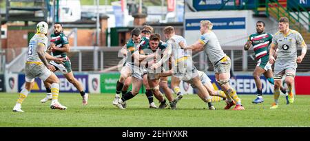 20 février 2021 ; stade Welford Road, Leicester, Midlands, Angleterre ; Rugby, Leicester Tigers versus Wasps; Jasper Wiese, de Leicester Tigers, est attaqué par Charlie Atkinson, de Wasps Banque D'Images