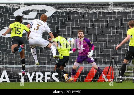 MILTON KEYNES, ANGLETERRE. 20 FÉVR.: Peter Kioso marque pour Northampton Town, pour prendre l'initiative de le faire 3 - 2 contre Milton Keynes Dons, pendant le Sky Bet League un match entre MK Dons et Northampton Town au stade MK, Milton Keynes, le samedi 20 février 2021. (Credit: John Cripps | MI News) Credit: MI News & Sport /Alay Live News Banque D'Images