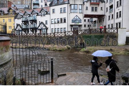 Édimbourg, Écosse, Royaume-Uni. 20 février 2021. S'ennuyer avec la pluie le long de la populaire voie de l'eau de Leith ne parvient pas à dissuader les gens qui apprécient l'extérieur. Vu ici dans le village historique de Dean. Crédit : Craig Brown/Alay Live News Banque D'Images